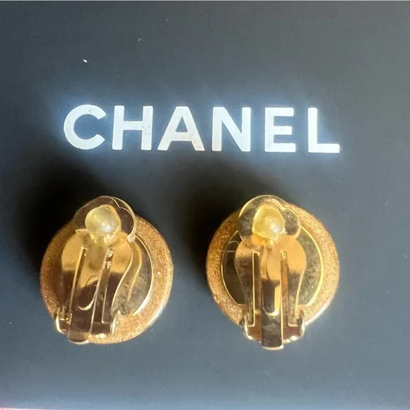 🍀 CHANEL 2001 season Amber and resin Clip on earrings - Picture 5 of 9